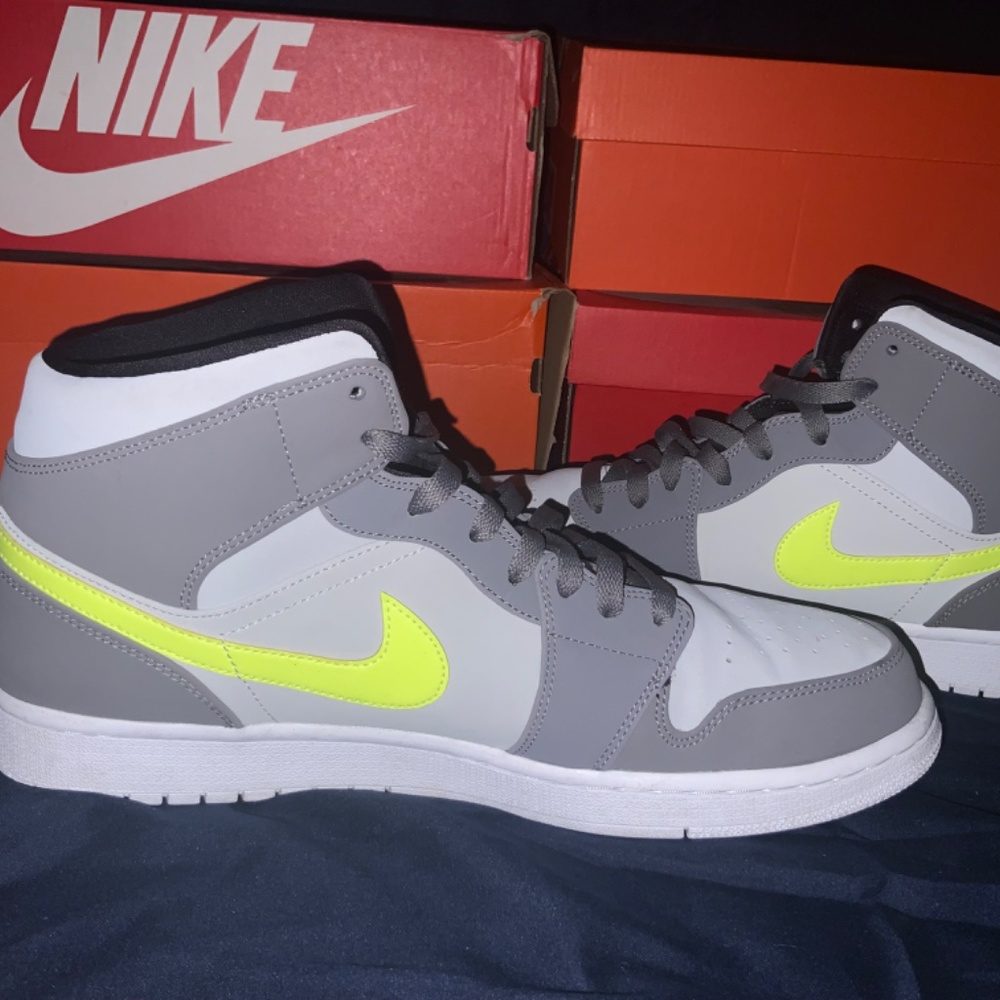 Jordan 1 Mid Gunsmoke Volt Size 12.5 - Picture 10 of 13